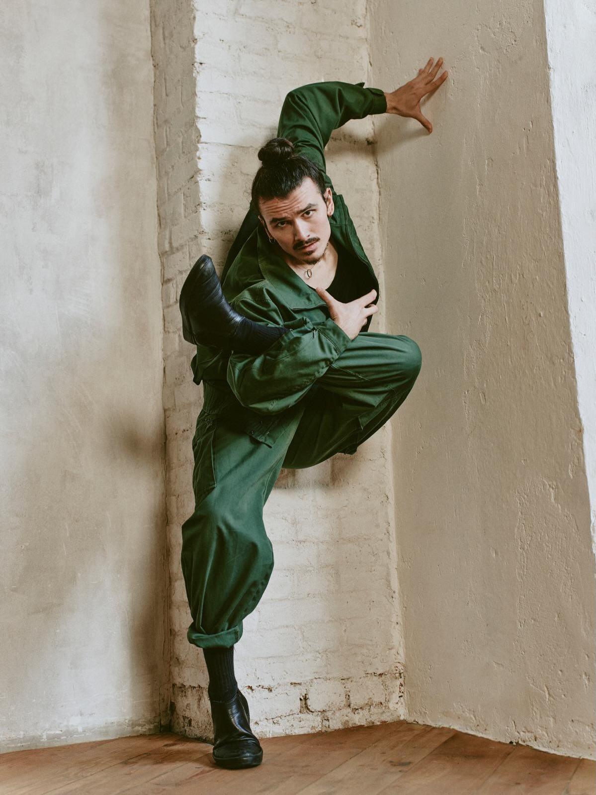 Matteo Maringola performing in a green suit